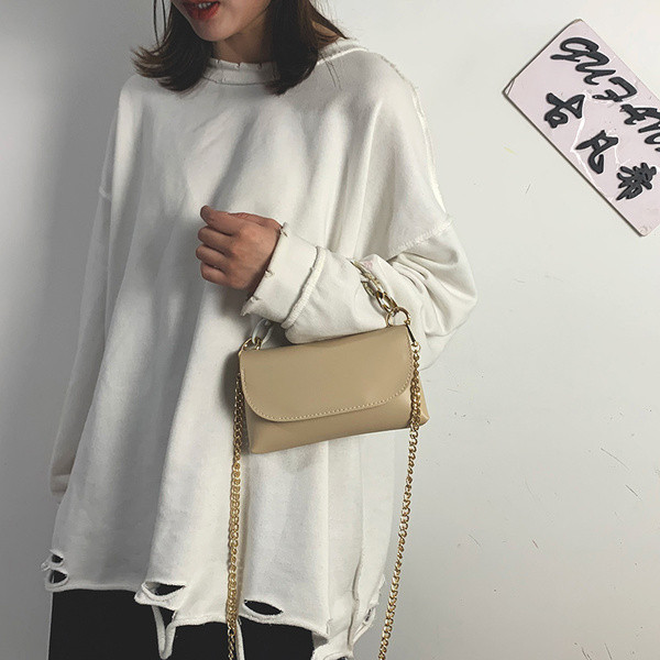 Női bőrtáska rövid és hosszú fém fogantyúval