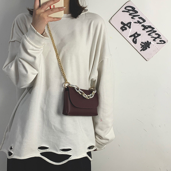 Női bőrtáska rövid és hosszú fém fogantyúval