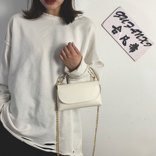 Női bőrtáska rövid és hosszú fém fogantyúval