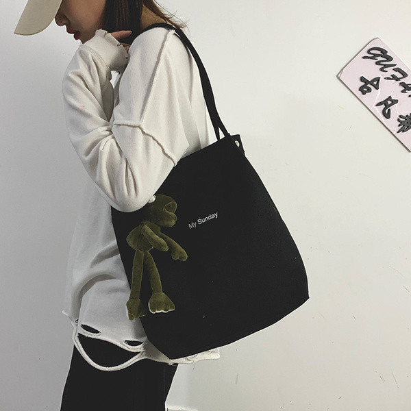 Sieviešu plecu soma no auduma ar uzrakstu