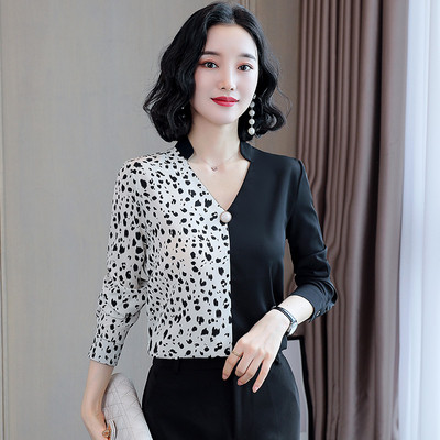 Szatén női ing gombbal és spitz nyakkivágással