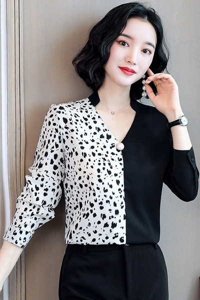 Szatén női ing gombbal és spitz nyakkivágással