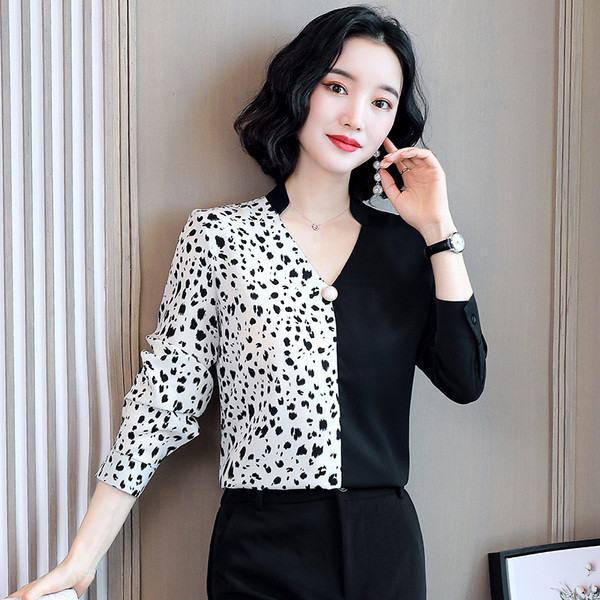 Szatén női ing gombbal és spitz nyakkivágással