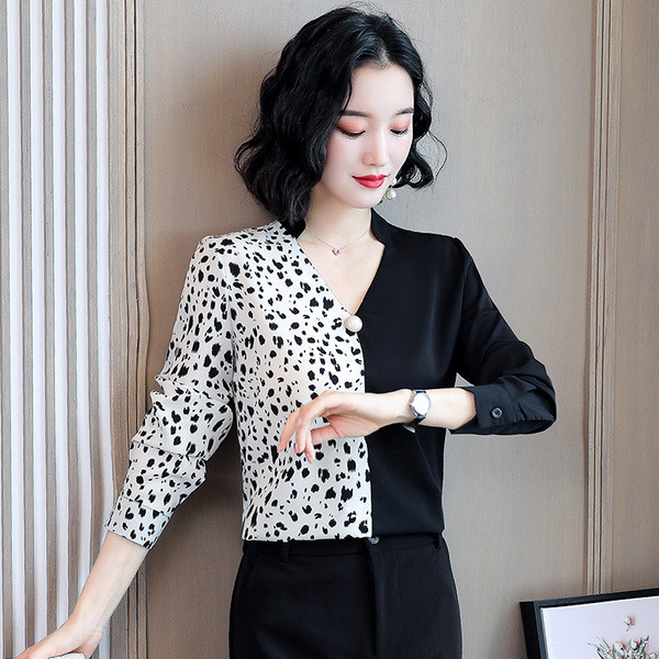 Szatén női ing gombbal és spitz nyakkivágással