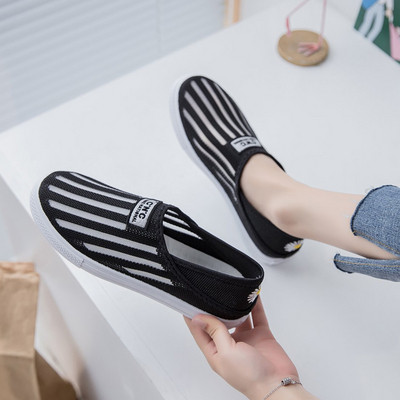 Alkalmi női mokaszinok emblémával és hálóval