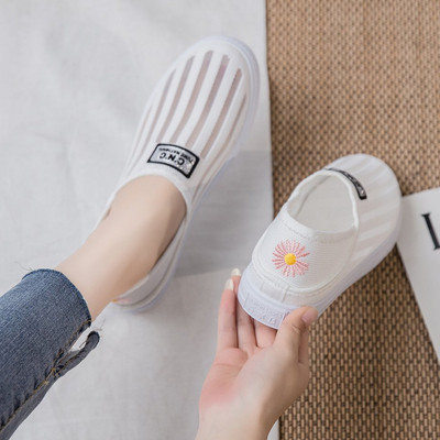 Alkalmi női mokaszinok emblémával és hálóval