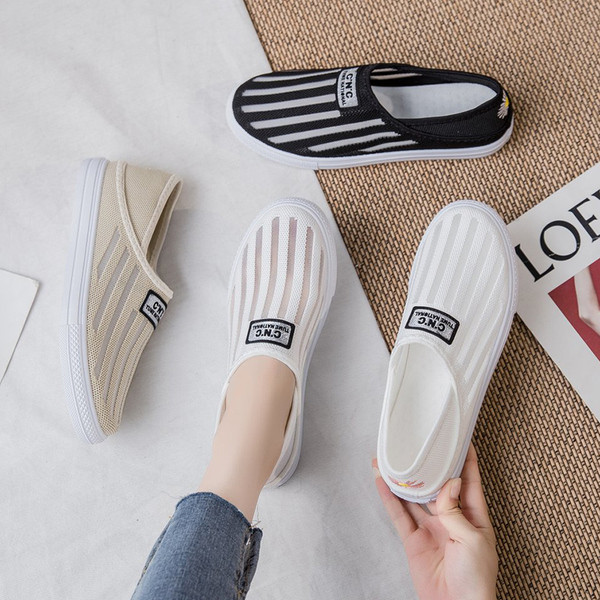 Alkalmi női mokaszinok emblémával és hálóval