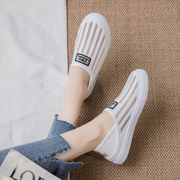 Alkalmi női mokaszinok emblémával és hálóval