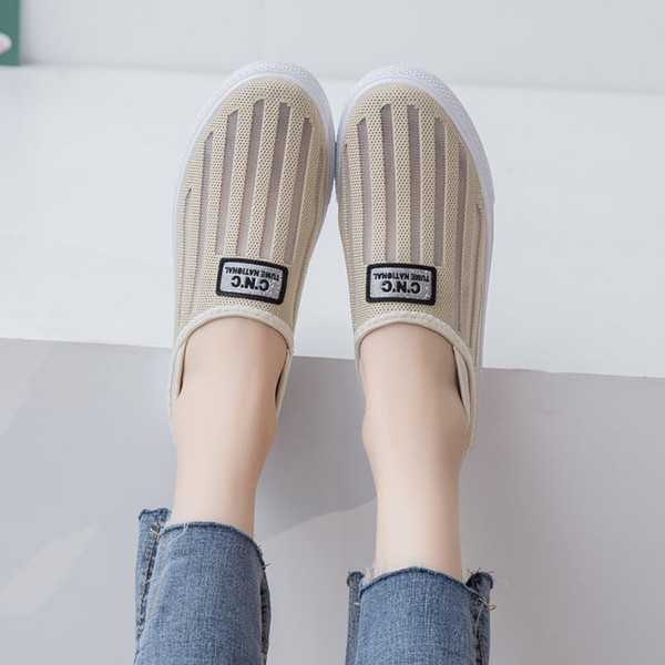 Alkalmi női mokaszinok emblémával és hálóval