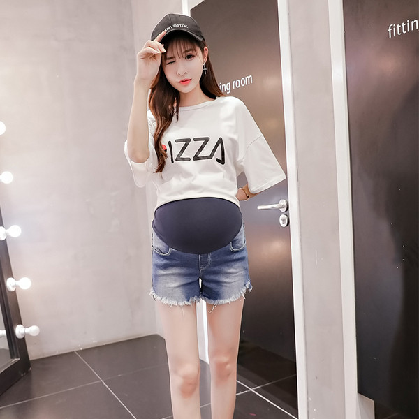 Džinsiniai šortai nėščiosioms su suplyšusiais motyvais