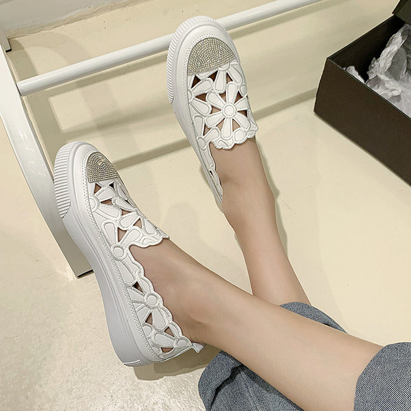 Ikdienas sieviešu mokasīni ar akmeņiem