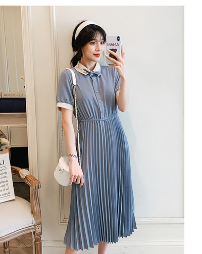 Stilīga kroku kleita grūtniecēm vidēja garuma un īsām piedurknēm