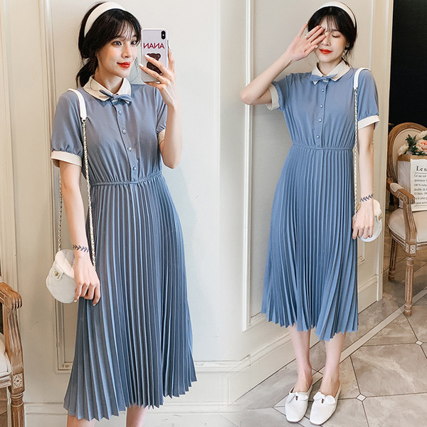 Stilīga kroku kleita grūtniecēm vidēja garuma un īsām piedurknēm