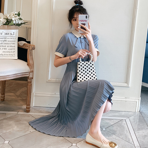 Stilīga kroku kleita grūtniecēm vidēja garuma un īsām piedurknēm