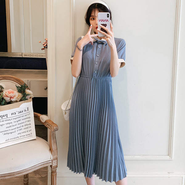 Stilīga kroku kleita grūtniecēm vidēja garuma un īsām piedurknēm