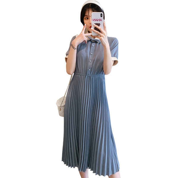 Stilīga kroku kleita grūtniecēm vidēja garuma un īsām piedurknēm