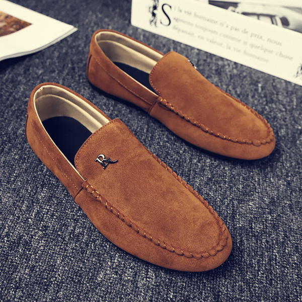 Vīriešu zamšādas mokasīni ar metāla elementu