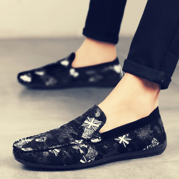 Mūsdienīgi vīriešu mokasīni ar apdruku