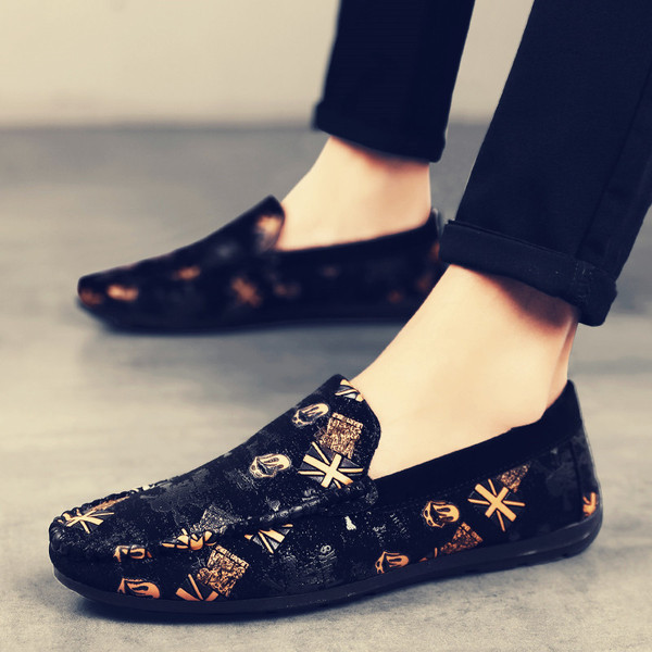 Mūsdienīgi vīriešu mokasīni ar apdruku