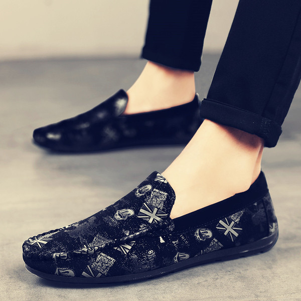 Mūsdienīgi vīriešu mokasīni ar apdruku