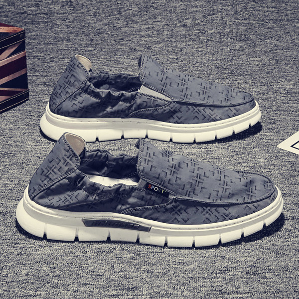 Alkalmi férfi mokaszinok mintával