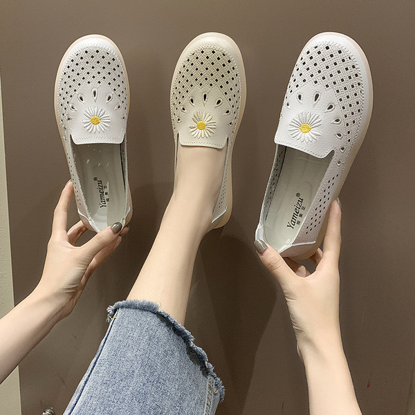 Alkalmi női mokaszin hímzéssel és puha talppal