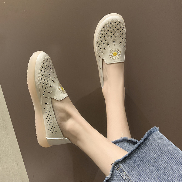 Alkalmi női mokaszin hímzéssel és puha talppal