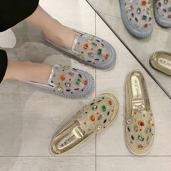 Mūsdienīgi sieviešu mokasīni ar akmeņiem