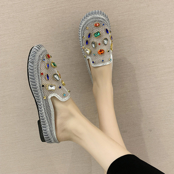 Mūsdienīgi sieviešu mokasīni ar akmeņiem