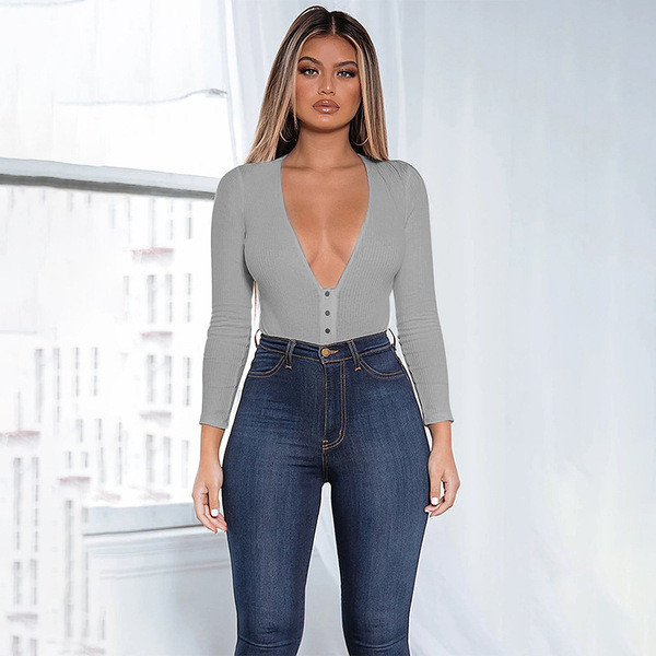 Női test hosszú ujjal és mély V-nyakkal