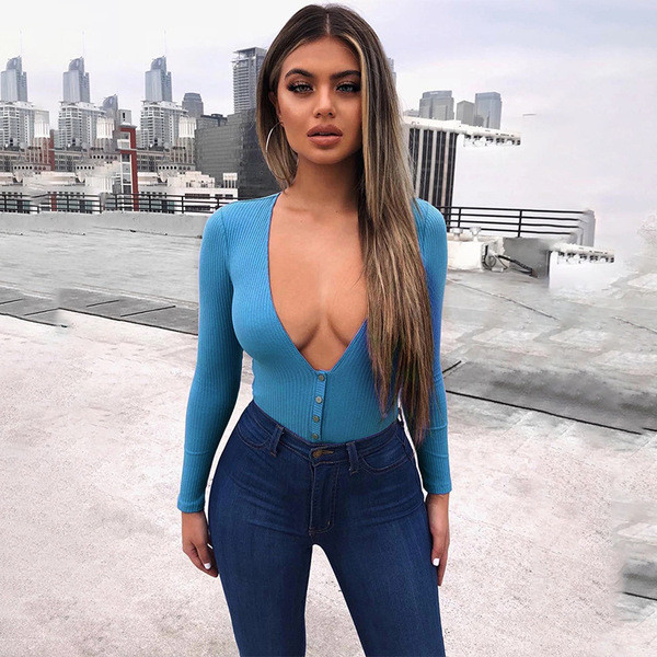 Női test hosszú ujjal és mély V-nyakkal