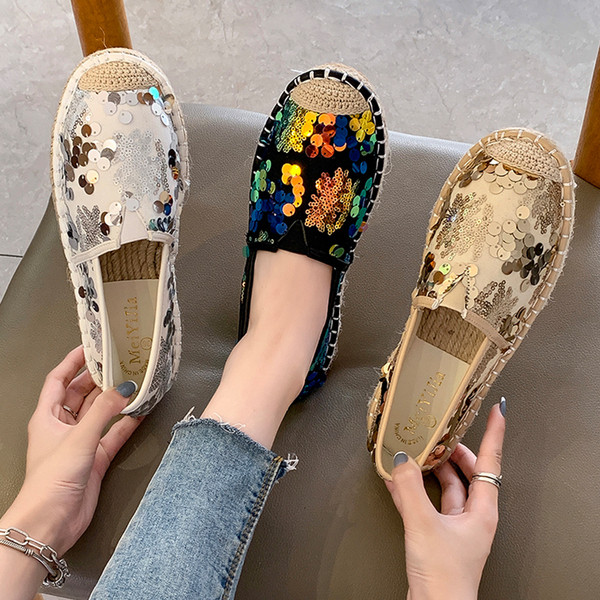 Modern női mokaszin flitterekkel, lapos talppal