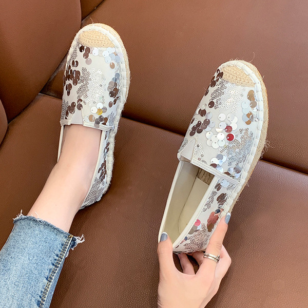 Modern női mokaszin flitterekkel, lapos talppal