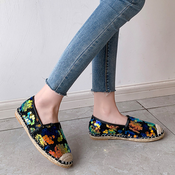 Modern női mokaszin flitterekkel, lapos talppal