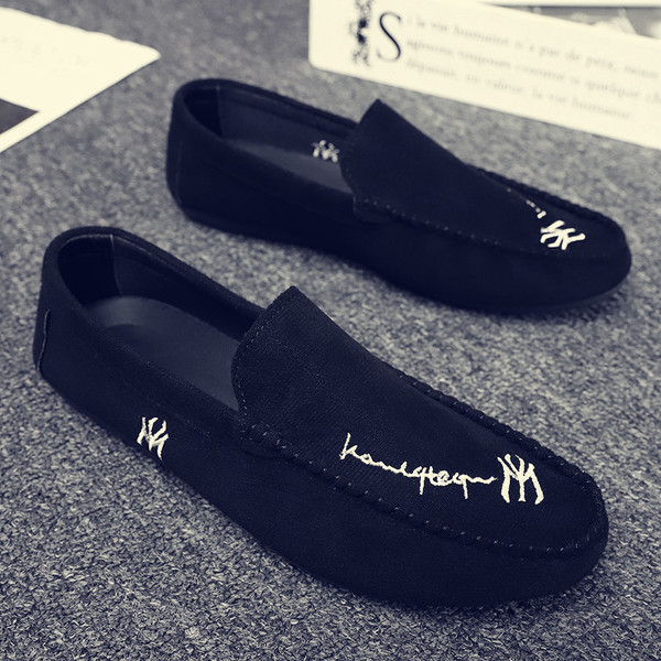 Velúr férfi mokaszinok hímzéssel