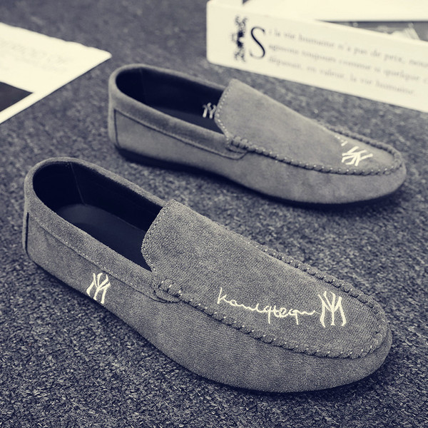 Velúr férfi mokaszinok hímzéssel