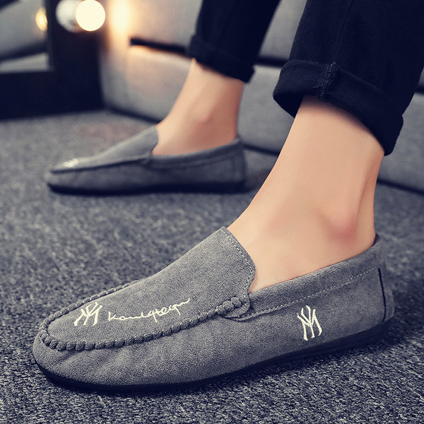 Velúr férfi mokaszinok hímzéssel