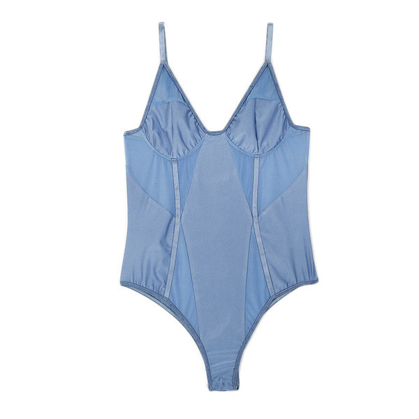 Naiste keha peenikeste satiinist ja pitsist rihmadega