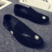 Férfi velúr mokaszinok hímzett százszorszépekkel