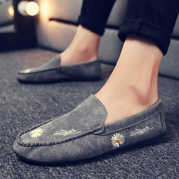 Férfi velúr mokaszinok hímzett százszorszépekkel