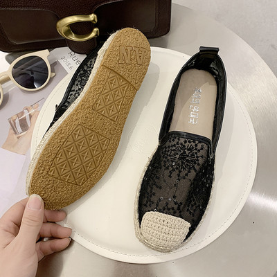 Modern női mokaszin lapos talppal és csipkével