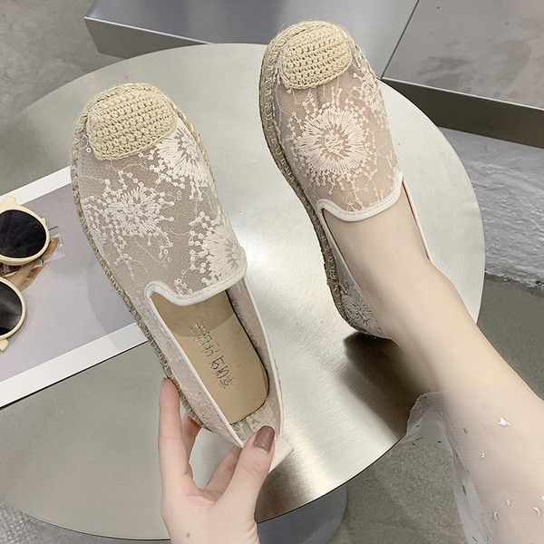 Modern női mokaszin lapos talppal és csipkével