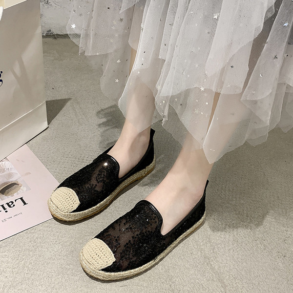 Modern női mokaszin lapos talppal és csipkével