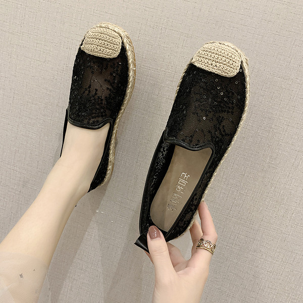 Modern női mokaszin lapos talppal és csipkével