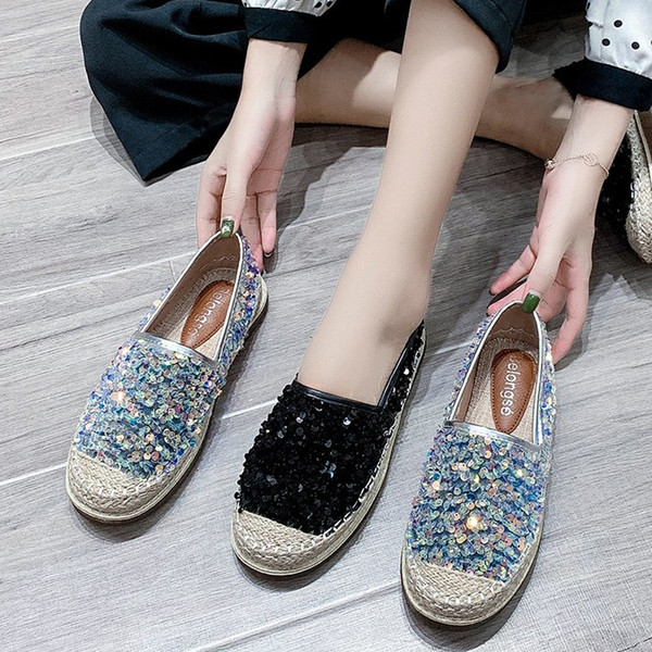 Modern női mokaszin flitterekkel, lapos talppal