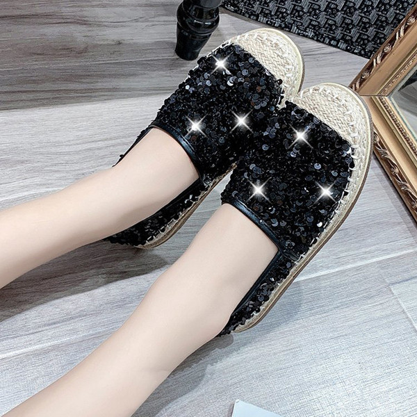 Modern női mokaszin flitterekkel, lapos talppal