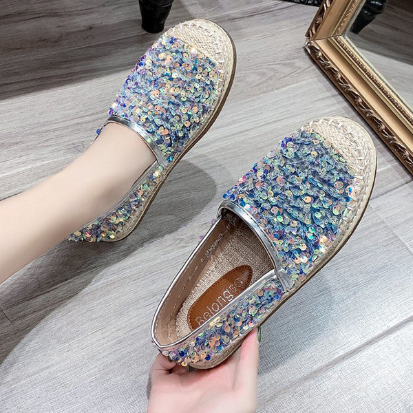 Modern női mokaszin flitterekkel, lapos talppal