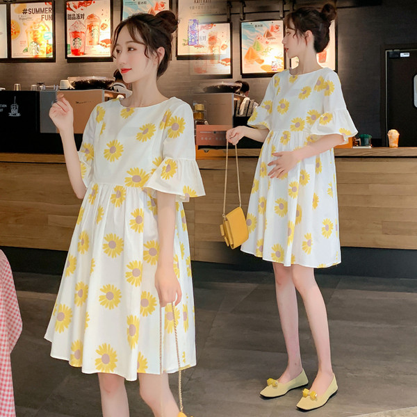 Moderna kleita grūtniecēm ar īsām piedurknēm un ziedu rakstu