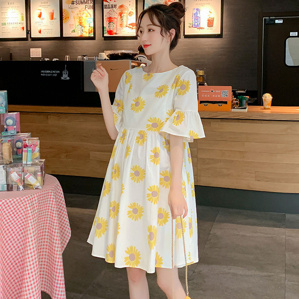 Moderna kleita grūtniecēm ar īsām piedurknēm un ziedu rakstu