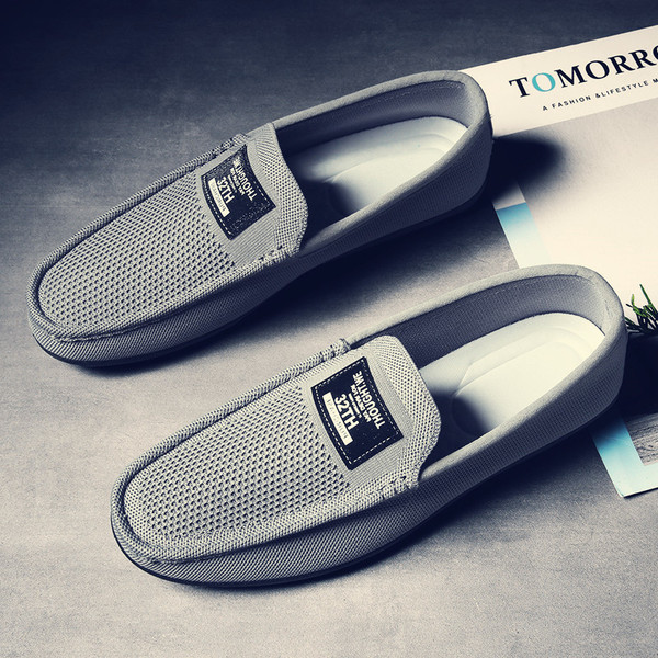 Légáteresztő anyagból készült férfi mokaszin rátéttel